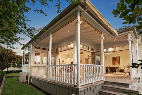 Photo of property in 32 Clarence Road, Northcote Point, Auckland, 0627