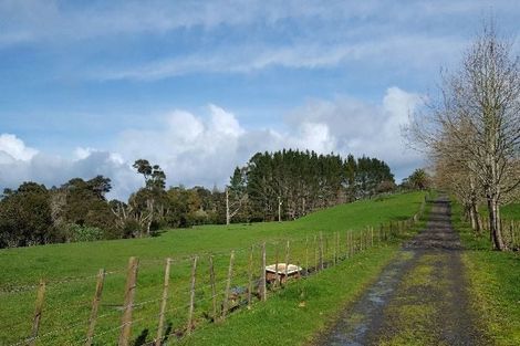 Photo of property in 400 Waitakere Road, Taupaki, Henderson, 0782