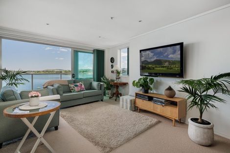 Photo of property in 72 Devonport Road, Tauranga, 3110