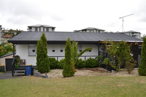Photo of property in 10 Rook Place, Unsworth Heights, Auckland, 0632
