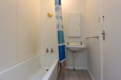 Photo of property in Victoria Court, 11/4u Queen Street, Mount Victoria, Wellington, 6011