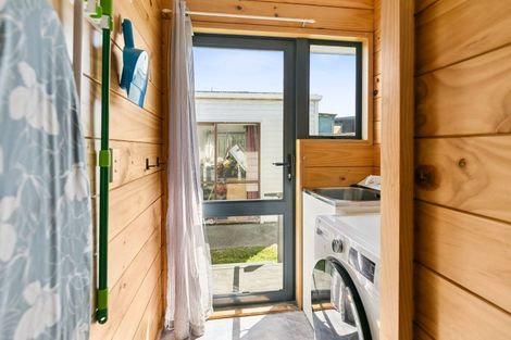 Photo of property in 104 Apu Crescent, Lyall Bay, Wellington, 6022