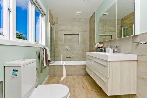 Photo of property in 962 East Coast Road, Northcross, Auckland, 0632