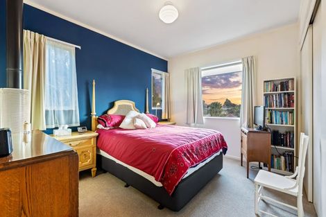 Photo of property in 2/30 Sunset Road, Unsworth Heights, Auckland, 0632