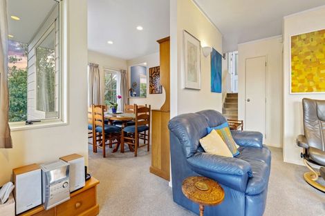 Photo of property in 2/30 Sunset Road, Unsworth Heights, Auckland, 0632