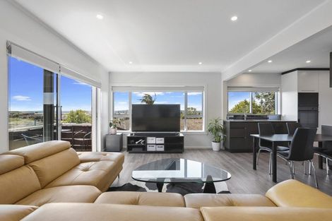 Photo of property in 2/39 Te Atatu Road, Te Atatu South, Auckland, 0610