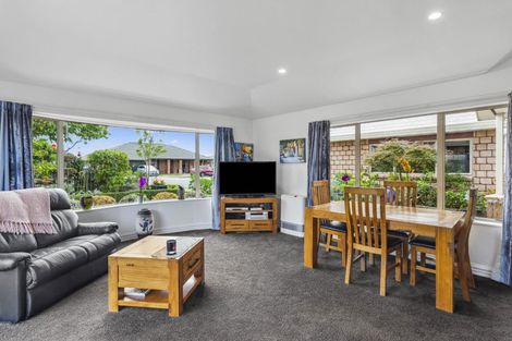Photo of property in 35 Holcombe Drive, Paraparaumu, 5032