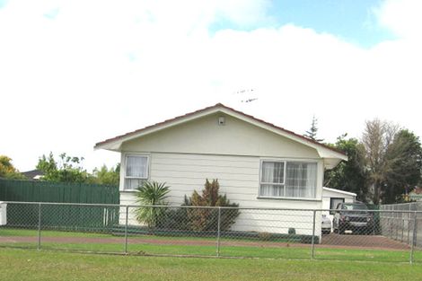 Photo of property in 21 Pipitea Place, Massey, Auckland, 0614