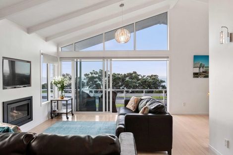 Photo of property in 84 Marine Parade, Mellons Bay, Auckland, 2014