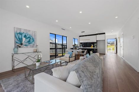 Photo of property in 52 Whakairo Crescent, Gulf Harbour, Whangaparaoa, 0930