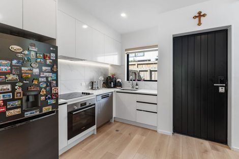 Photo of property in 8/28 Smythe Road, Henderson, Auckland, 0612