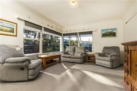 Photo of property in 1/33 Knightsbridge Drive, Forrest Hill, Auckland, 0620