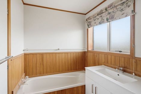 Photo of property in 15 Wychwood Crescent, Bishopdale, Christchurch, 8053