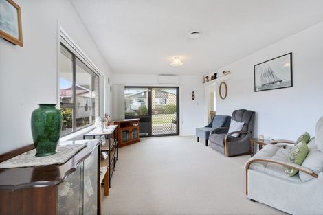 Photo of property in 2/9 Annette Avenue, Te Atatu South, Auckland, 0610