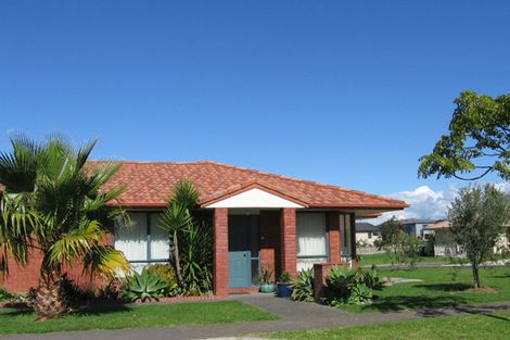 Photo of property in 1 Tollana Road, Te Atatu Peninsula, Auckland, 0610