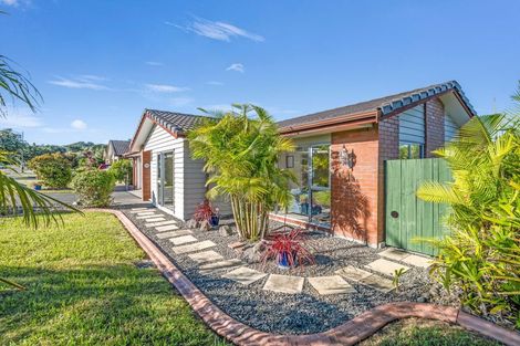 Photo of property in 21 Saltwood Street, Red Beach, 0932