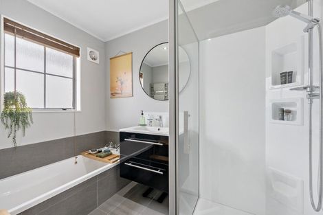 Photo of property in 10 Pimlico Place, Newlands, Wellington, 6037