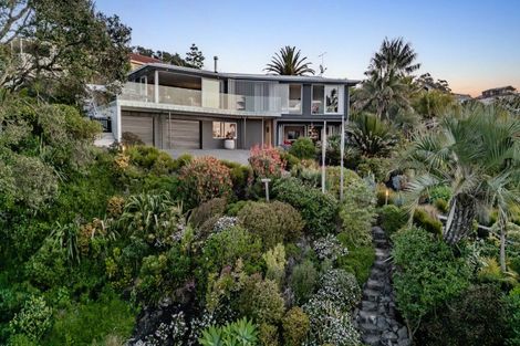 Photo of property in 33 Chelverton Terrace, Red Beach, 0932