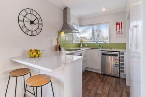 Photo of property in 3 Helga Crescent, Te Atatu Peninsula, Auckland, 0610