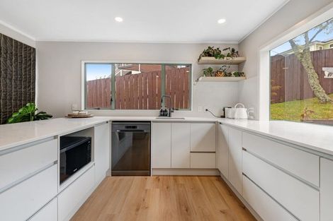 Photo of property in 24 Goldfinch Rise, Unsworth Heights, Auckland, 0632