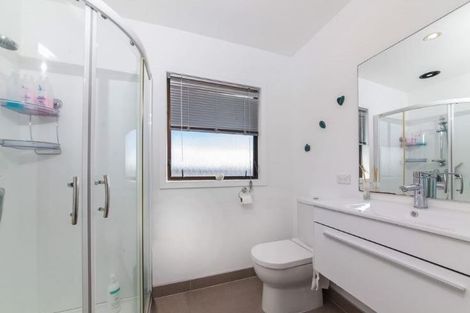 Photo of property in 4 Raphael Place, West Harbour, Auckland, 0618