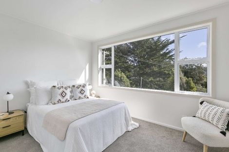 Photo of property in 9 Lomond Street, Newlands, Wellington, 6037