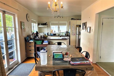 Photo of property in 27 Kervil Avenue, Te Atatu Peninsula, Auckland, 0610