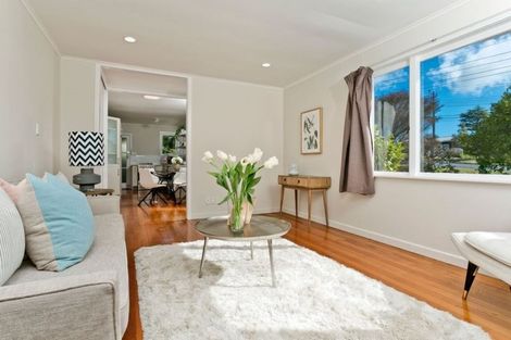 Photo of property in 962 East Coast Road, Northcross, Auckland, 0632