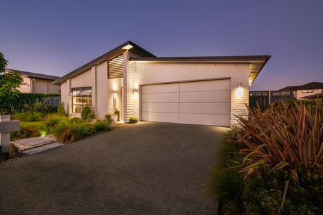 Photo of property in 17 Gelderland Way, Karaka, Papakura, 2113