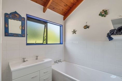 Photo of property in 11 North Way, Titirangi, Auckland, 0604