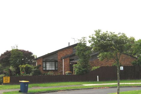 Photo of property in 40 Taupiko Place, Green Bay, Auckland, 0604