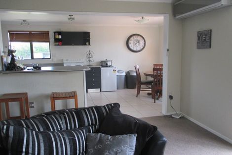 Photo of property in 12 Hillcrest Drive, Kelvin Grove, Palmerston North, 4414