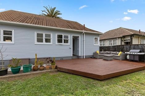 Photo of property in 114 Cambridge Terrace, Fairfield, Lower Hutt, 5011