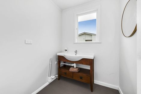 Photo of property in 56 Kemble Close, Mangere, Auckland, 2022