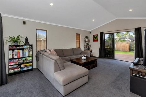 Photo of property in 18 Paradise Point Place, One Tree Point, 0118
