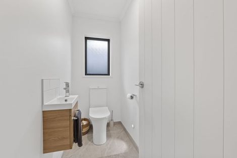 Photo of property in 8 Oakmont Crescent, Waiwhakaiho, New Plymouth, 4312