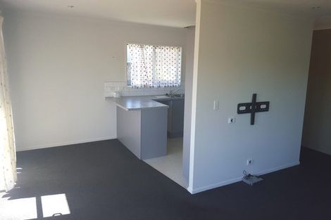 Photo of property in 18 Kiernan Place, Kelston, Auckland, 0602
