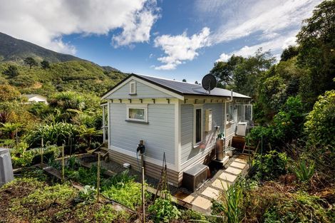 Photo of property in 16 Angle Street, Picton, 7220