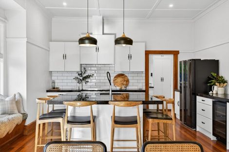 Photo of property in 60 Milton Road, Bluff Hill, Napier, 4110
