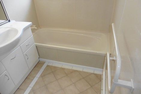 Photo of property in 37 Kirrie Avenue, Te Atatu South, Auckland, 0610