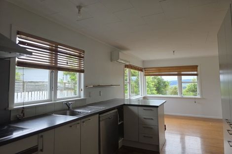 Photo of property in 2 Alder Place, Newlands, Wellington, 6037