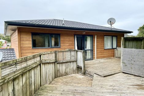 Photo of property in 4 Stella Grove, Newlands, Wellington, 6037