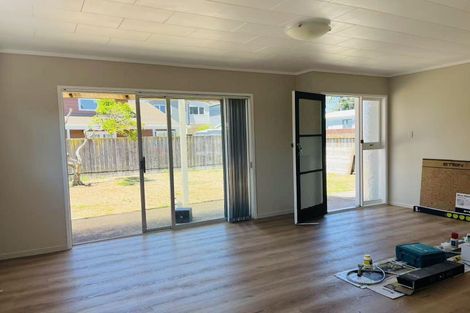 Photo of property in 8 Ranui Station Road, Ranui, Auckland, 0612
