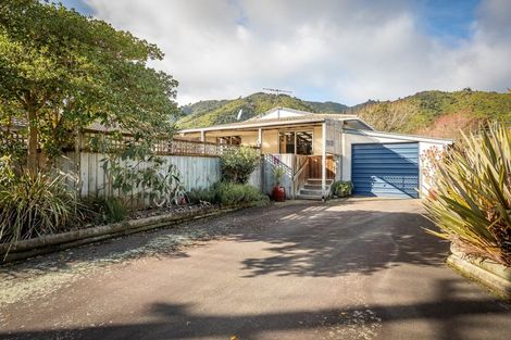 Photo of property in 25 Pehi Kupa Street, Waikanae, 5036