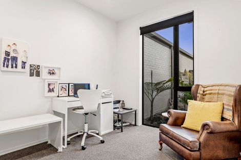 Photo of property in 6 Sandpiper Avenue, Point Wells, 0986
