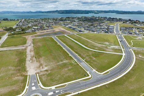 Photo of property in 15 Te Piriti Road, One Tree Point, 0118