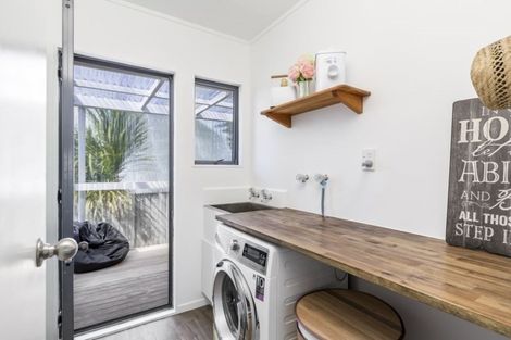 Photo of property in 17a John Road, Stanmore Bay, Whangaparaoa, 0932