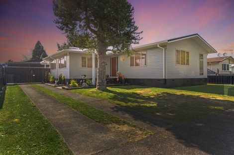 Photo of property in 74 Oakfield Crescent, Pukete, Hamilton, 3200