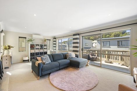 Photo of property in 63 Glanmire Road, Newlands, Wellington, 6037