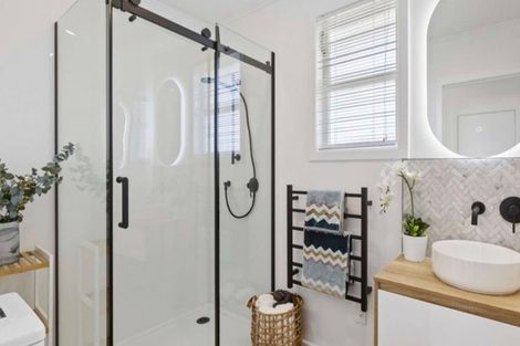 Photo of property in 32 Neil Avenue, Te Atatu Peninsula, Auckland, 0610